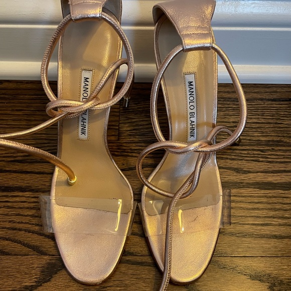 DESIGNER Manolo Blanhnik Estro Ankle Tie Sandal in Rose Gold- like new - Picture 4 of 7